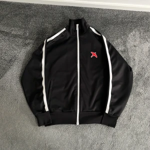 Axel Arigato zip sweatshirts  - Säljer riktigt fin Axel Arigato zip sweatshirt. Inga slitningar eller hål. Väldigt väldigt fint skick. Är strl xs men passar helt klart s. Köpt för cirka 2500 i butiken i Sthl. Fråga gärna vid funderingar!😊