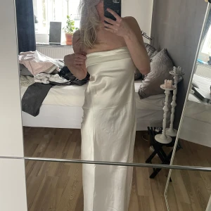 Balklänning  - Helt oanvänd satinklänning med prislapp kvar! Dragkedja på sidan som ej syns🤍säljs då den var lite för kort (är ca170)