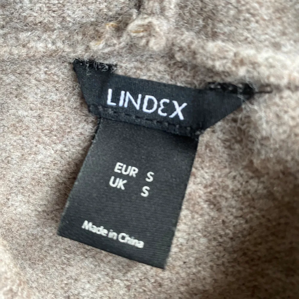 Säljer denna super fina stickade hoodien med snöre från Lindex i storlek S😊 Nypris 399kr och jag säljer för 250 + frakt då den bara är använd ett fåtal gånger. Skriv privat för mer bilder eller funderingar! (Första bilden är lånad) . Hoodies.