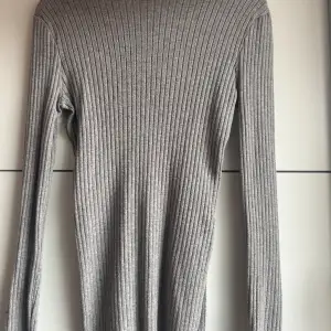 En jätte fin grå ”stickad” tröja som är använd ett par gånger. 