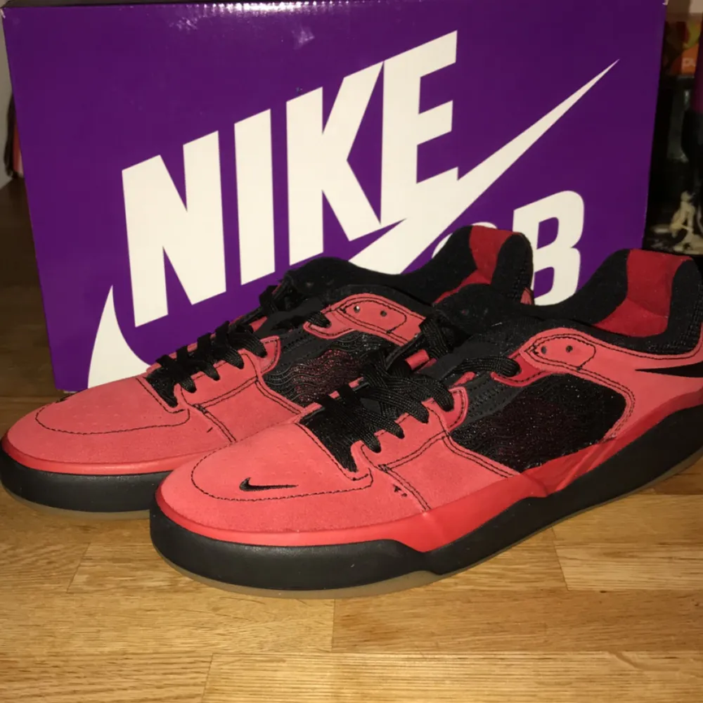 Nike SB ishod wair röda, dom är helt oanvända och sälja pga fel storlek. Köpta för 1249kr. Skor.