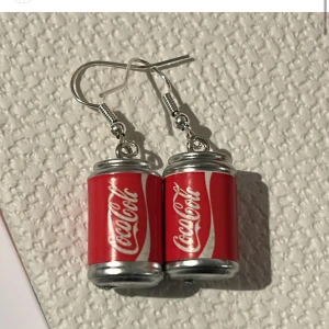 Coca cola burkar örhängen - Coca cola burkar örhängen helt oanvända