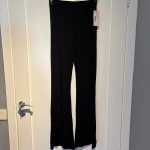 Byxor - Oanvända byxor ifrån Nelly. Kom privat för fler bilder eller om du har några frågor. Priset går att diskuteras.