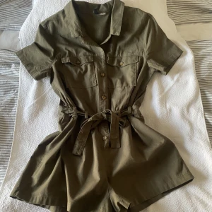 Grönt byxdress  - Säljer denna svin snygga byxdressen i mörk grön!! Sååå snygg inför sommaren 😍säljer då den är för liten för mig. Storlek är 42 men skulle säga snarare 36/38. Köpte den 2021, sparsamt använd. 