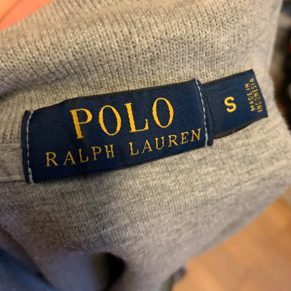 Grå halv zip från Ralph lauren, storlek s, tröjan är i bra skick. Byten eller prisförslag.. Hoodies.