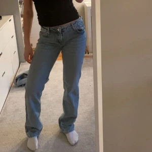 Låg missade jeans - Jag säljer dessa skit snygga jeans, då de är förstora i midjan.. Köpta för 400 och knappt använda så säljer för 300kr! 💋