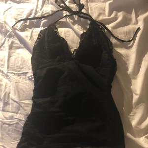 Y2K halterneck topp - Storlek xs och köpt för 100 kr på shein. Du knyter toppen själv.