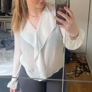 Vit blus  - Super snygg vit blus i storlek S! Köpte den på Vila men den är för liten för mig nu. 🤍