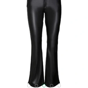 Skinnbyxor - Intressekoll på mina fina skinnbyxor. Endast använd en gång, inga defekter, nypris 549kr. Storlek 25x32💞