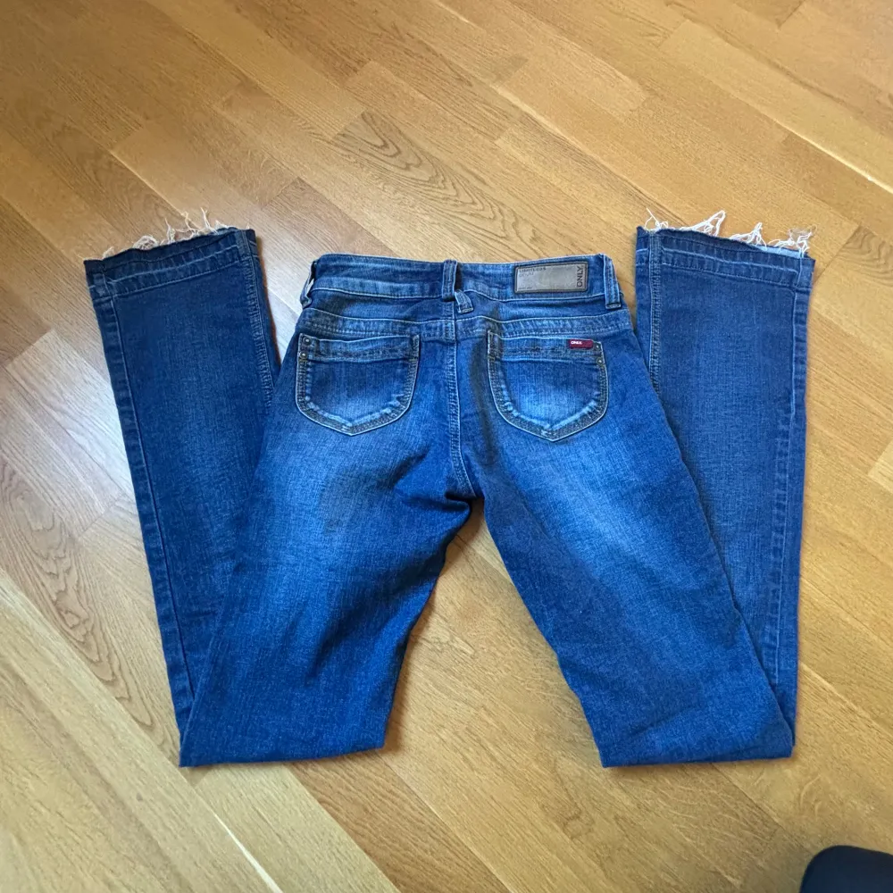 Jätte fina lågmidjade jeans som tyvärr är försmå för mig💗de två första bilderna är mer korrekta i färg, hör av er för fler bilder💗. Jeans & Byxor.