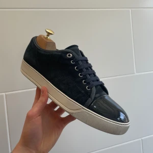 Lanvin skor  - Hej! Säljer nu dessa super snygga lanvin skor. Skorna är i toppskick 9/10. Med skorna medföljer dustbag 