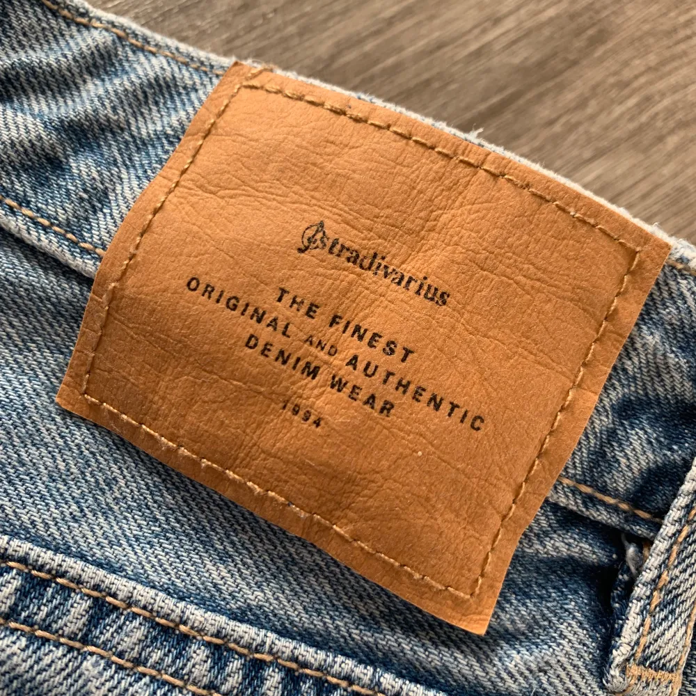Jeans shorts ifrån stradivarius i storlek 36 alltså (S) Använda få gånger. Säljer för 200kr med gratis frakt. Då jag köpte dem för 300 + frakt. Tar endast swish❤️. Shorts.