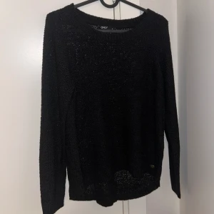 Stickad tröja  - Väldigt ”genomskinlig” men så snygg! Köptes i Februari i år!