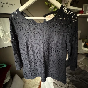 Fin trekvartströja i spets  - Säljer nu denna fina spets tröja med trekvartsärm💗  Tröjan är i storlek L men skulle även säga att den passar S och M 