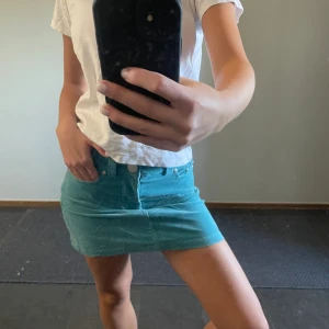 Grön/blå Manchester kjol - Så fin Manchester kjol. Den enda defekten är att knappen är en gnutta lös men man kan enkelt så åt den. Storlek s. Jag har xs. 