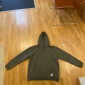 Olivgrön Woodbird Hoodie  - Tjena, säljer nu min olivgröna Woodbird Hoodie som är i toppskick, köpte den för runt tusen förra året. Skriv för fler bilder eller frågor. 