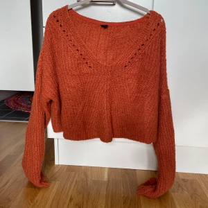 Orange stickad kofta - Jättesnygg stickad kofta från Urban outfitters med långa ärmar. Perfekt för layering med turtle neck under bl a. 