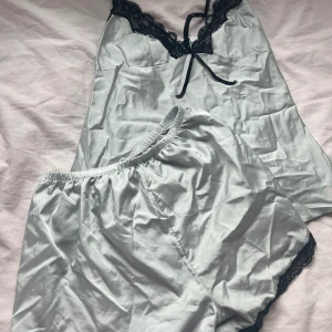 Pyjamas  - Köpt i Thailand men har inte kommit till användning. Stryks innan den skickas 
