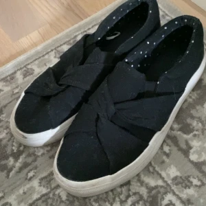 Skor - Säljer dessa jättesöta  ”slip ins” fr Anna field då de ej kmr till användning. 