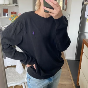 Ralph Lauren pullover  - Vintage svart pullover från Ralph Lauren. Jättefin och passar att slänga över många outfits.