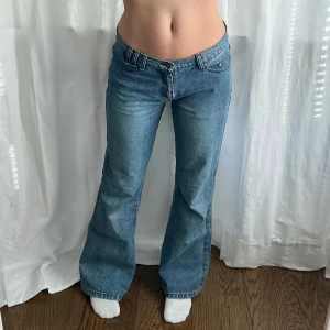 Lågmidjade jeans - Lågmidjade vintage bootcut jeans från Funky Girl. Midjemått: 82 cm. Innerbenslängd: 85 cm. Jag är 176 cm lång 💕