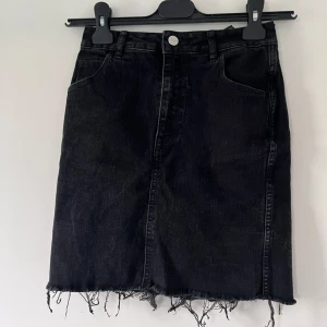 Jeanskjol - En svart jeanskjol från H&M i storlek 34, använd 1-2 gånger, men jättefin