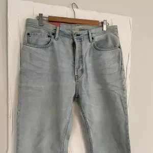 Nya jeans från Acne Studios i modellen Land, färgen light blue. Storlek 32/30. Helt i nya och oanvända, säljer dom åt min bror 😊Innerbenslängd ca 72 cm. Nypris 3700 kr. Skriv vid frågor :)
