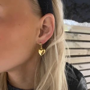 Guld örhängen  - Fina guld örhängen, gjort själv, kadmium/bly/nickel säkra, gjorda i stål. 