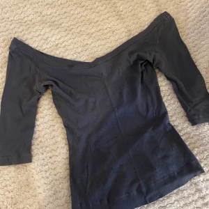 Off-shoulder -  Jättefin off-shoulder tröja   Storlek: S  🩷