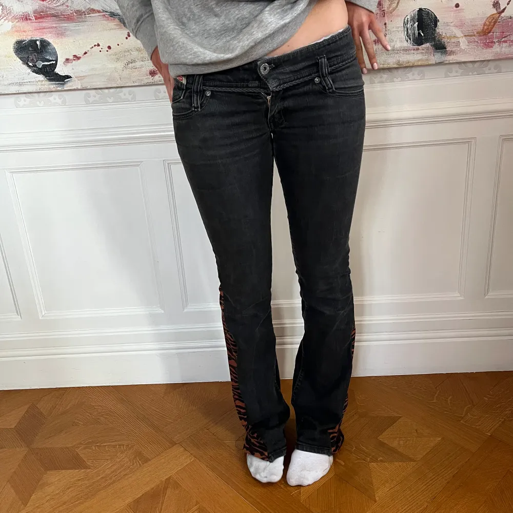 REMORKED: lågmidjade diesel jeans, bootcut. Djurmömstrad/tiger kil. Så snygga, perfekt passform och unika jeans. Midjemått 80cm. Innerbenslängd 83cm. Jeans & Byxor.