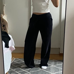 Mjukisbyxor  - Svarta Mjukisbyxor i ”flis” material. Köpte på Plick för några år sedan men i bra skick! 
