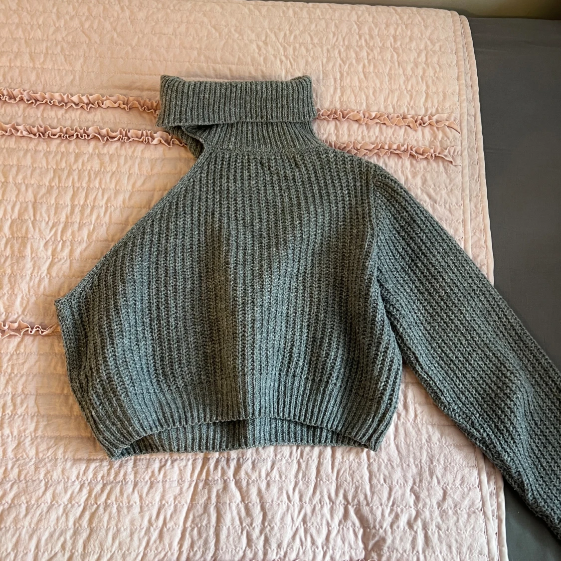 En stickad tröja väldigt fin och trendig - 90