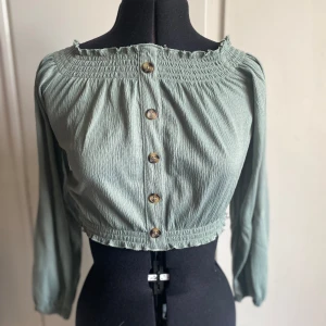 Topp  - En jätte gullig topp från H&M💕säljer på grund av att den inte passar min stil. Pris går såklart att diskutera❤️❤️❤️