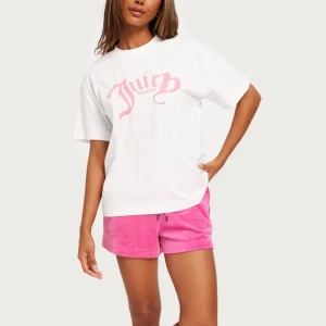 Juicy Couture t-shirt - Säljer denna helt oanvända t-shiet från juicy couture, då den inte kommer till användning.🥲