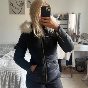 Rockandblue jacka - Jackan köptes för ca 4 år sedan men har inga skador och är som nyskick!! Pälsen är fake men är även i bra skick🩷 Nypris ca 2500kr och säljer för 1099 eller högst bud💕