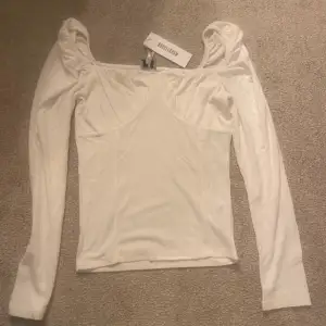 En oanvänd tröja med prislapp på. Beställd från bubbleroom storlek small.