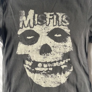Misfits tröja! - Super snygg misfits tröja i storlek xs, köpt här på Plick för ett tag sen men inte något för mig! Storlek xs men är stretchig! 