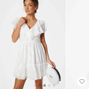 Studentklänning  - Klänning perfekt till studenten aldrig  använd prislapp är kvar💗