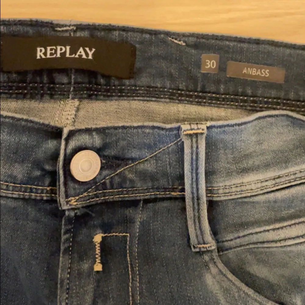 Hej säljer nu mina replay anbass jeans använder dom inte längre skick 8/10  Hör av er vid frågor . Jeans & Byxor.