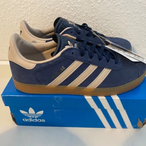 Nya Adidas Gazelle i unik färg  - Nya Adidas Gazelle (unik färg) Night indigo / beige ( marinblå och puder ) Obs storlek 36 2/3 Nya och kvar i kartong.  Gazelle är kändisarnas favoritskor. 