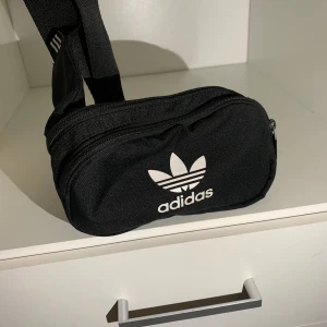 adidas väska  - lite använt