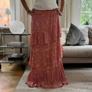  Långkjol -  Säljer en jättefin lång volangkjol med jättefint mönster 