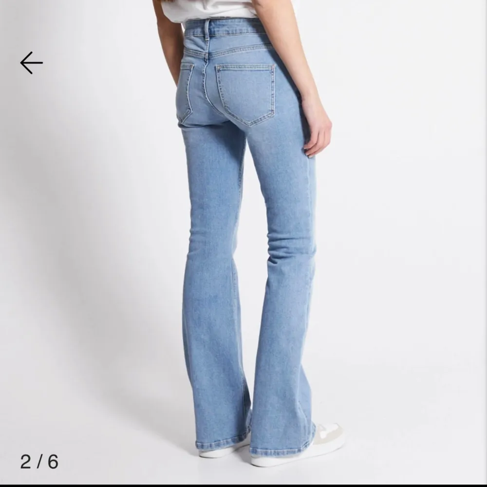 Säljer dessa blå lågmidjade bootcut jeans från lager157. Aldrig använda Nypris 400. Jeans & Byxor.