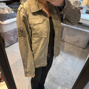 Vår jacka - Skit cool militärgrön vårjacka!😍 Den är i jeans material! Går att strykas men orkade inte göra det nu haha❤️