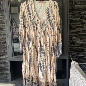 NY MARTA klänning - Helt ny klänning från MARTA. Faller fint på kroppen och den har ett magiskt skönt satintyg.