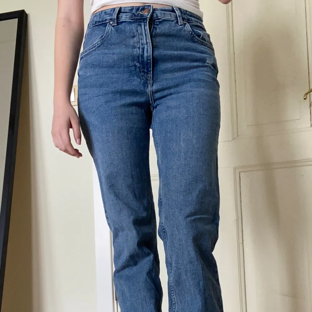 Bra skick och använd men jag använder den inte längre 💕 är ca 160 cm lång på bilden  Originalpris: 300 och från H&M. Jeans & Byxor.