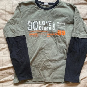Långärmad t-shirt - Jätte bra skick! Köpt på vinted men aldrig använd då ärmarna är lite för korta på mig. Ända defekten är att ena armen längst ner börjar sömnen gå upp, bild 2. Storlek XS/S.