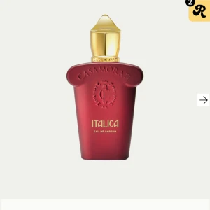 Xerjoff Italica 30ml - En varm och fyllig doft som håller i 12+ timmar.  Krämiga toppnoter av mandel och mjölk, beströdd med kryddigt saffran och ett sött hjärta av bourbonvanilj men oemotståndlig kola. Noter av sandelträ och vit mysk ger en klassisk bas.