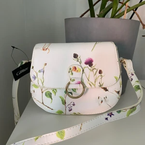 Väska - Fin sommarväska från Glitter. Aldrig använd, liten fläck/märke på baksidan (se sista bilden).   Ord pris 130sek