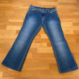 Utsvängda jeans lågmidjade  - Bra skick! 